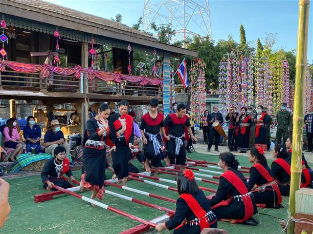 พช.นครพนม ร่วมเยี่ยมชมกิจกรรมส่งเสริมการท่องเที่ยววัฒนธรรม”รวมชนเผ่าไทนคร 8 ชนเผ่า 2 เชื้อชาติ”
