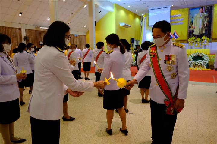 พช.นครพนม ร่วมพิธีจุดเทียนเพื่อสดุดีพระเกียรติคุณและน้อมรำลึกในพระมหากรุณาธิคุณ เนื่องในวันคล้ายวันพระราชสมภพ พระบาทสมเด็จพระบรมชนกาธิเบศร มหาภูมิพลอดุลยเดชมหาราช บรมนาถบพิตรวันชาติ วันชาติและวันพ่อแห่งชาติ ประจำปี 2563