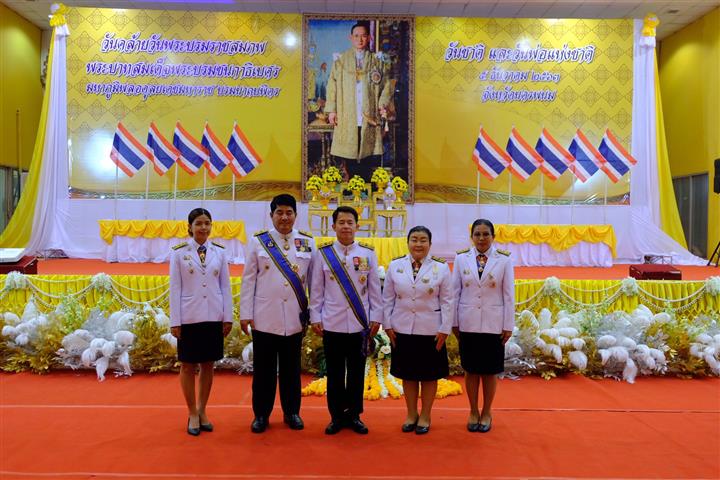 พช.นครพนม ร่วมพิธีจุดเทียนเพื่อสดุดีพระเกียรติคุณและน้อมรำลึกในพระมหากรุณาธิคุณ เนื่องในวันคล้ายวันพระราชสมภพ พระบาทสมเด็จพระบรมชนกาธิเบศร มหาภูมิพลอดุลยเดชมหาราช บรมนาถบพิตรวันชาติ วันชาติและวันพ่อแห่งชาติ ประจำปี 2563