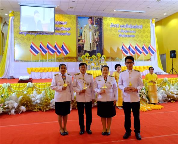 พช.นครพนม ร่วมพิธีจุดเทียนเพื่อสดุดีพระเกียรติคุณและน้อมรำลึกในพระมหากรุณาธิคุณ เนื่องในวันคล้ายวันพระราชสมภพ พระบาทสมเด็จพระบรมชนกาธิเบศร มหาภูมิพลอดุลยเดชมหาราช บรมนาถบพิตรวันชาติ วันชาติและวันพ่อแห่งชาติ ประจำปี 2563