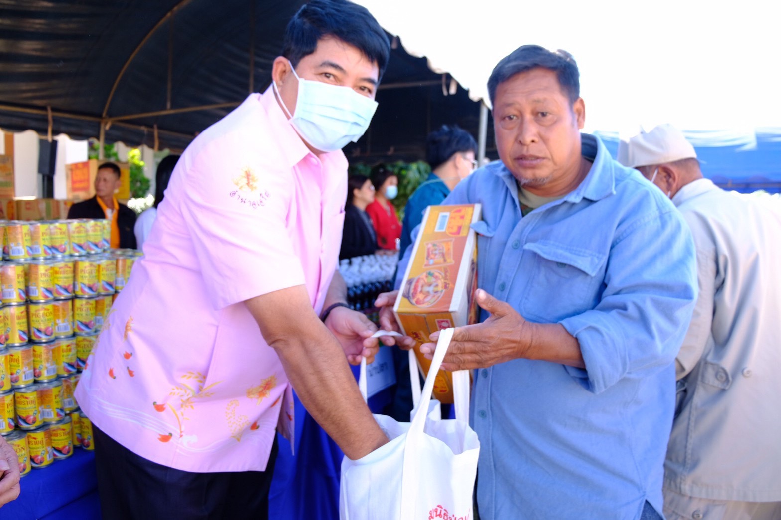 1 ธ.ค. 2563 นครพนม มอบผ้าห่มและเครื่องอุปโภค – บริโภค ป้องกันภัยหนาว ประจำปี 2563