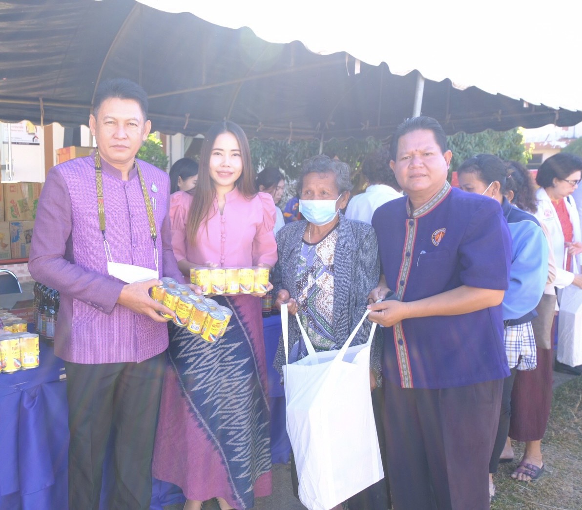 1 ธ.ค. 2563 นครพนม มอบผ้าห่มและเครื่องอุปโภค – บริโภค ป้องกันภัยหนาว ประจำปี 2563