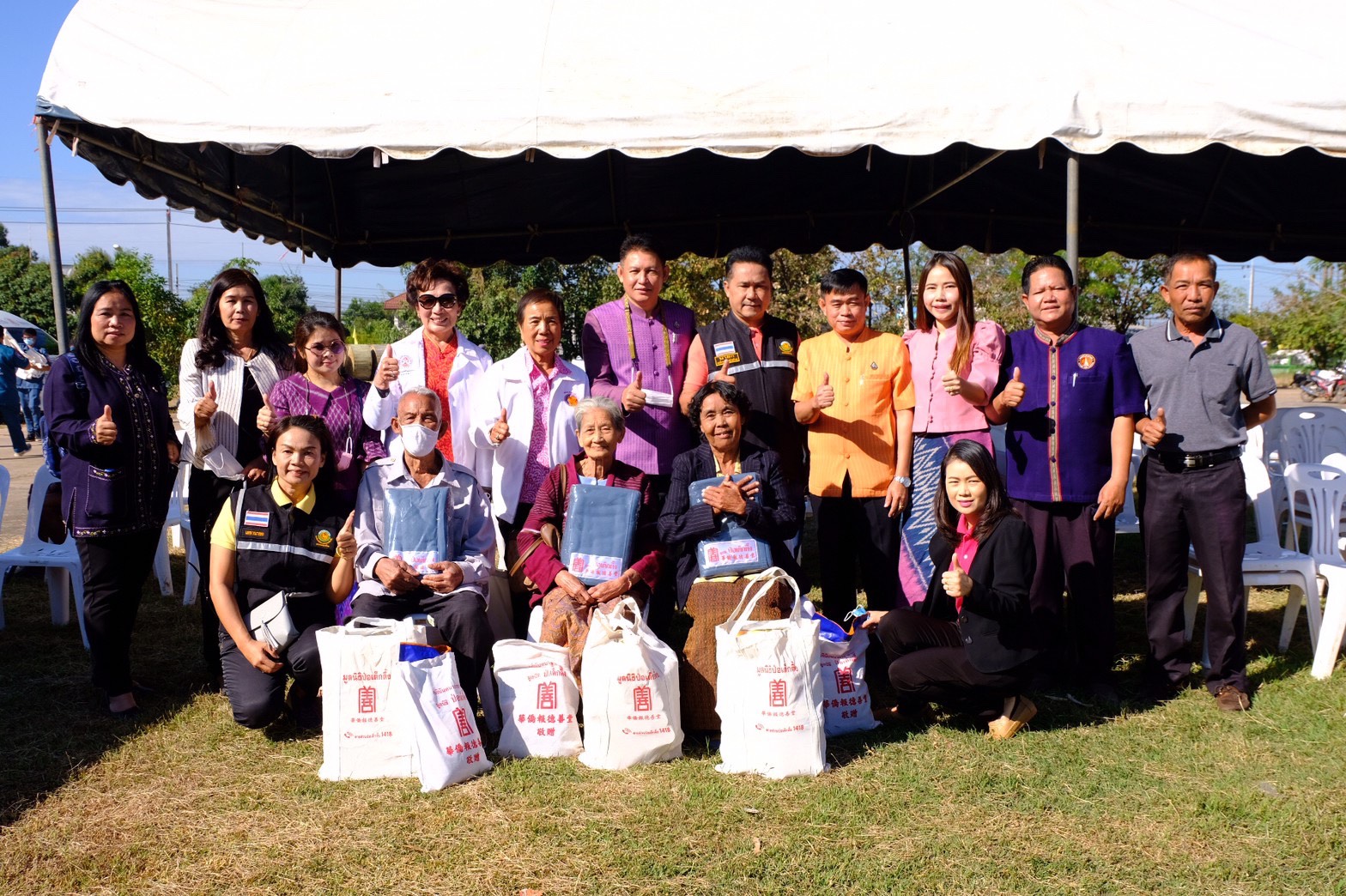 1 ธ.ค. 2563 นครพนม มอบผ้าห่มและเครื่องอุปโภค – บริโภค ป้องกันภัยหนาว ประจำปี 2563