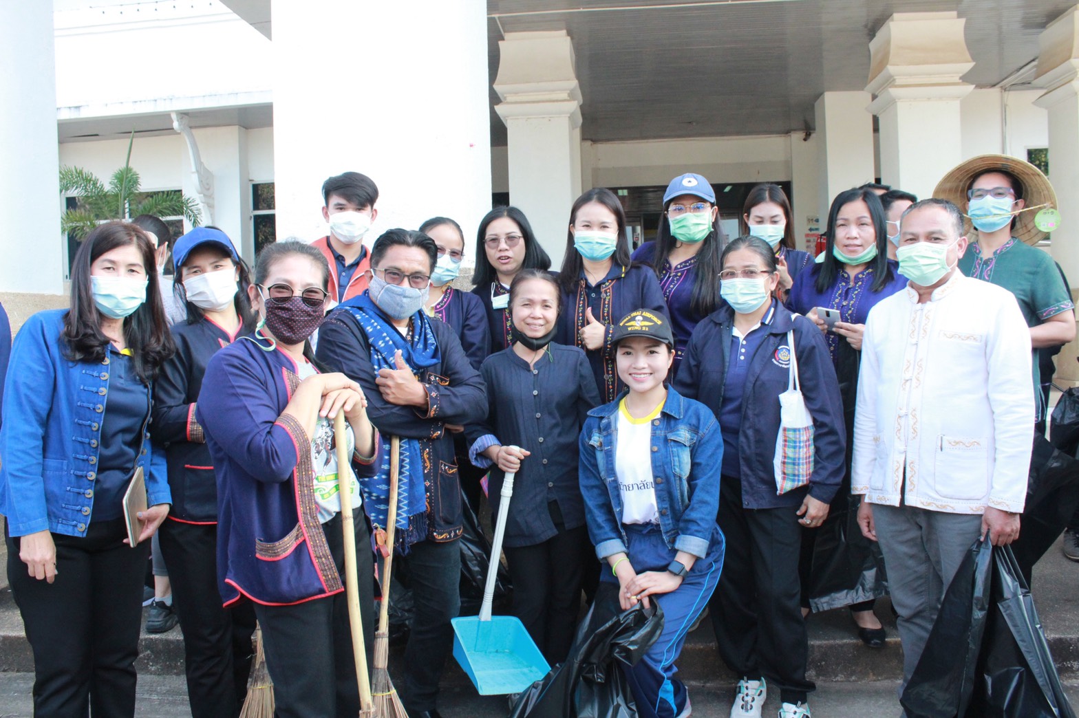 พช.นครพนม ร่วมกิจกรรมทำความสะอาด หน้าบ้าน น่ามอง