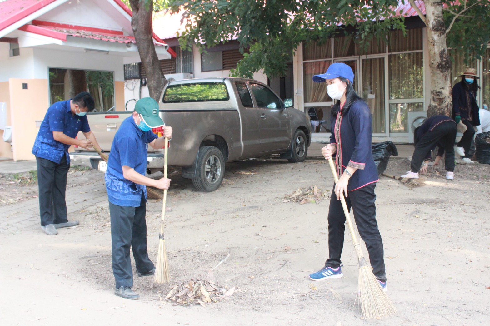 พช.นครพนม ร่วมกิจกรรมทำความสะอาด หน้าบ้าน น่ามอง