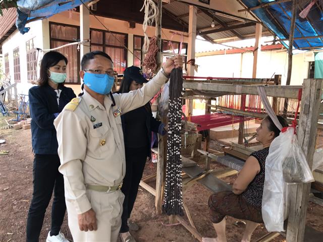 พช.นครพนม ติดตาม/ให้คำแนะนำ “ผ้ามัดหมี่ลายขอเจ้าฟ้าสิริวัณณวรีฯ” ณ กลุ่มทอผ้าบ้านหนองนางด่อน ตำบลวังยาง อำเภอวังยาง