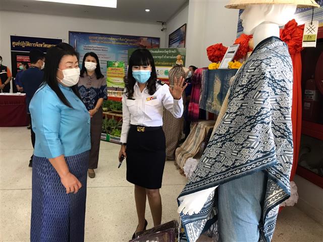 ?จังหวัดนครพนม ส่งเสริมการทอผ้า สานต่อคุณค่าแห่งภูมิปัญญา ประยุกต์และพัฒนา “ผ้ามัดหมี่ลายขอเจ้าฟ้าสิริวัณณวรีฯ”