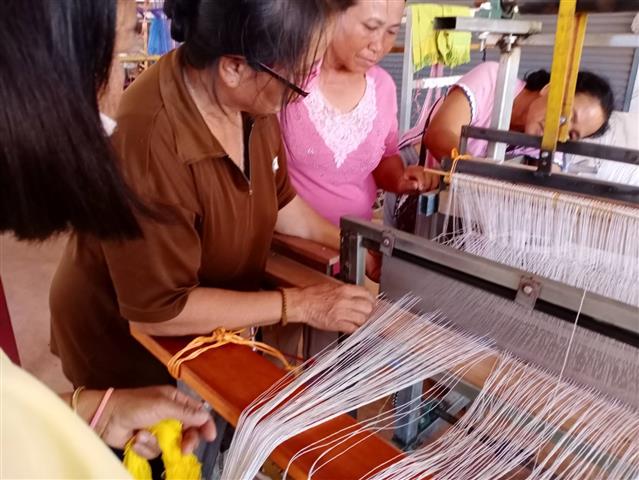 ?พช.นครพนม บูรณาการร่วมกับ มหาวิทยาลัยนครพนม พัฒนาเครื่องทอผ้าต้นแบบ เพิ่มกำลังการผลิตกลุ่มทอผ้าพื้นเมือง