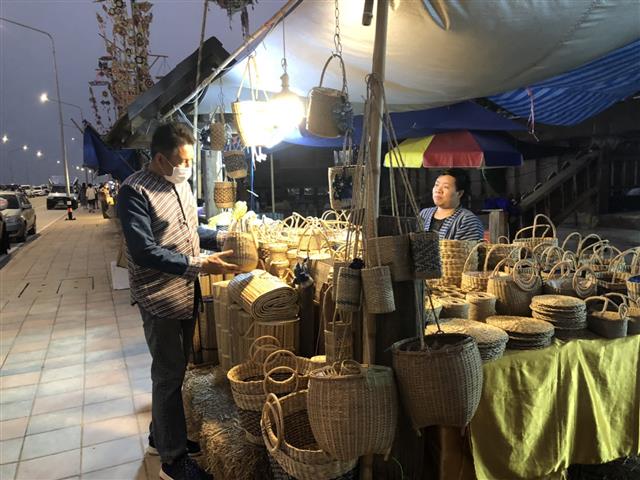 นครพนม เชิญชวนทุกท่าน “ชม ชิม ช้อป” สินค้าชุมชนแบบ New Normal
