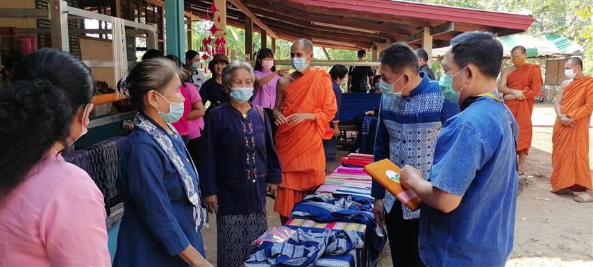 พ่อเมืองนครพนม ลงพื้นที่เยี่ยมให้กำลังใจหมู่บ้าน OTOP เพื่อการท่องเที่ยว (OTOP Village) บ้านหนองสังข์