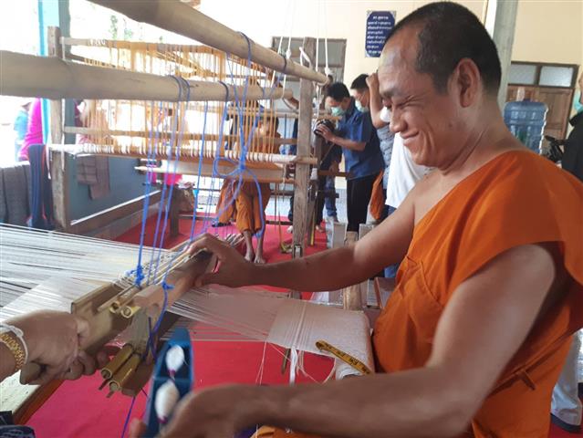 พ่อเมืองนครพนม ลงพื้นที่เยี่ยมให้กำลังใจหมู่บ้าน OTOP เพื่อการท่องเที่ยว (OTOP Village) บ้านหนองสังข์