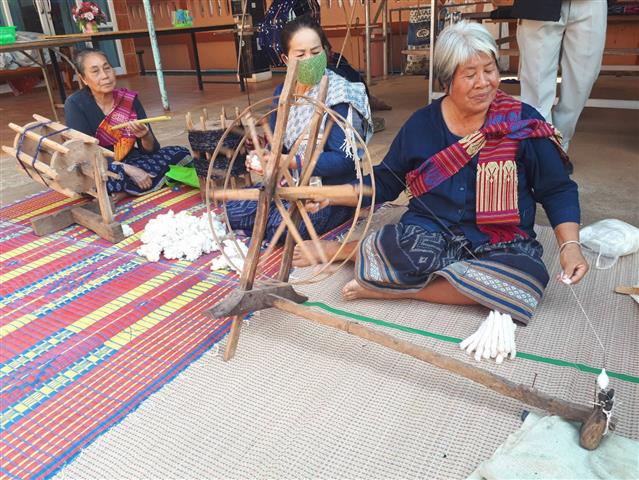 พ่อเมืองนครพนม ลงพื้นที่เยี่ยมให้กำลังใจหมู่บ้าน OTOP เพื่อการท่องเที่ยว (OTOP Village) บ้านหนองสังข์