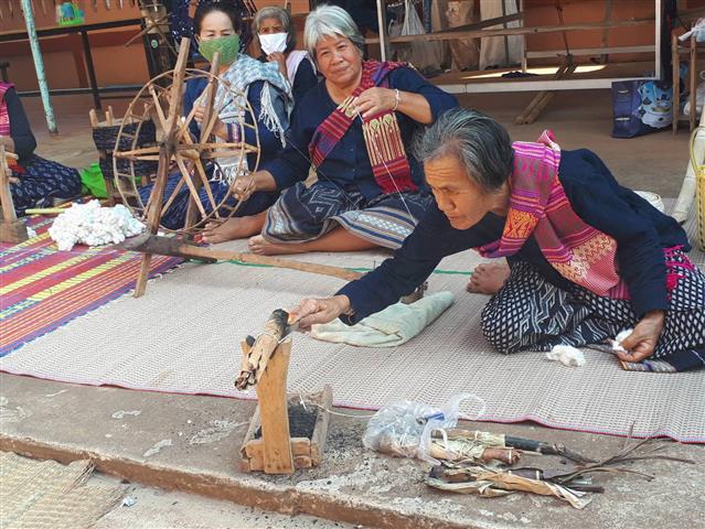 พ่อเมืองนครพนม ลงพื้นที่เยี่ยมให้กำลังใจหมู่บ้าน OTOP เพื่อการท่องเที่ยว (OTOP Village) บ้านหนองสังข์
