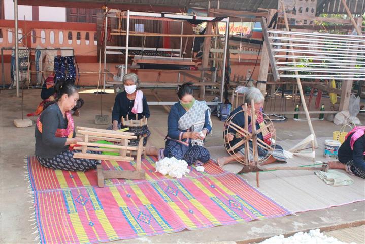 พ่อเมืองนครพนม ลงพื้นที่เยี่ยมให้กำลังใจหมู่บ้าน OTOP เพื่อการท่องเที่ยว (OTOP Village) บ้านหนองสังข์