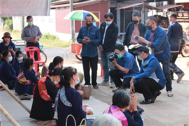 พ่อเมืองนครพนม ลงพื้นที่เยี่ยมให้กำลังใจหมู่บ้าน OTOP เพื่อการท่องเที่ยว (OTOP Village) บ้านหนองสังข์