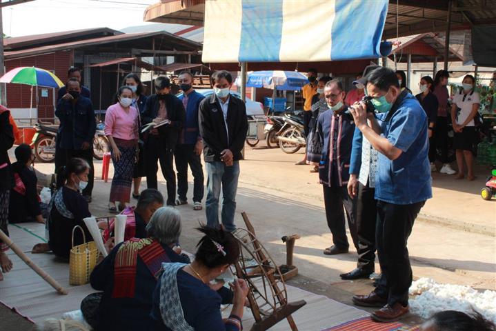 พ่อเมืองนครพนม ลงพื้นที่เยี่ยมให้กำลังใจหมู่บ้าน OTOP เพื่อการท่องเที่ยว (OTOP Village) บ้านหนองสังข์
