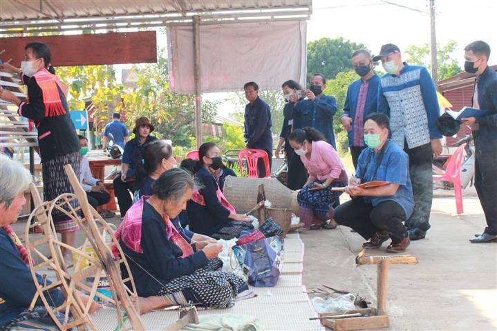 พ่อเมืองนครพนม ลงพื้นที่เยี่ยมให้กำลังใจหมู่บ้าน OTOP เพื่อการท่องเที่ยว (OTOP Village) บ้านหนองสังข์