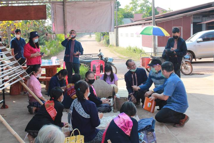 พ่อเมืองนครพนม ลงพื้นที่เยี่ยมให้กำลังใจหมู่บ้าน OTOP เพื่อการท่องเที่ยว (OTOP Village) บ้านหนองสังข์