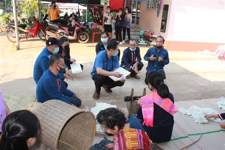 พ่อเมืองนครพนม ลงพื้นที่เยี่ยมให้กำลังใจหมู่บ้าน OTOP เพื่อการท่องเที่ยว (OTOP Village) บ้านหนองสังข์
