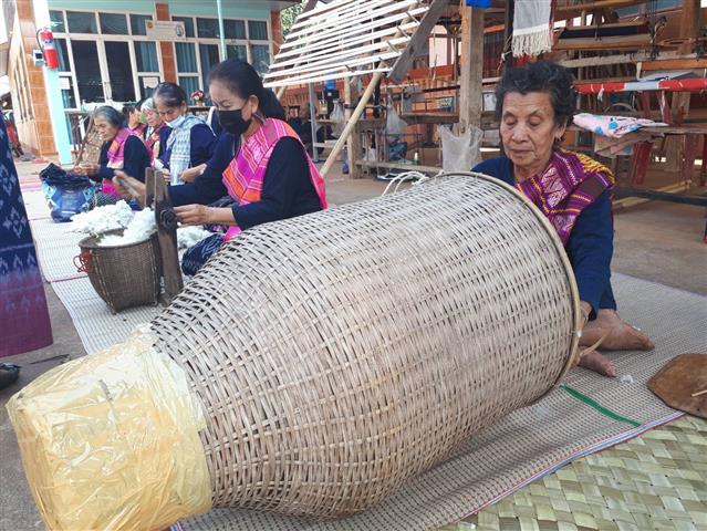 พ่อเมืองนครพนม ลงพื้นที่เยี่ยมให้กำลังใจหมู่บ้าน OTOP เพื่อการท่องเที่ยว (OTOP Village) บ้านหนองสังข์