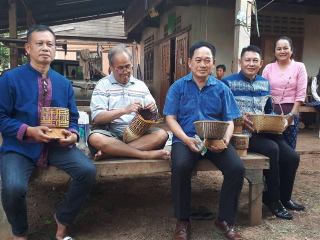 พ่อเมืองนครพนม ลงพื้นที่เยี่ยมให้กำลังใจหมู่บ้าน OTOP เพื่อการท่องเที่ยว (OTOP Village) บ้านหนองสังข์