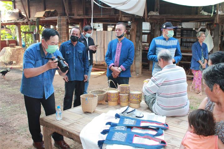 พ่อเมืองนครพนม ลงพื้นที่เยี่ยมให้กำลังใจหมู่บ้าน OTOP เพื่อการท่องเที่ยว (OTOP Village) บ้านหนองสังข์
