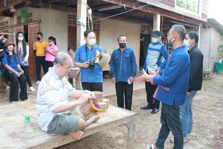 พ่อเมืองนครพนม ลงพื้นที่เยี่ยมให้กำลังใจหมู่บ้าน OTOP เพื่อการท่องเที่ยว (OTOP Village) บ้านหนองสังข์