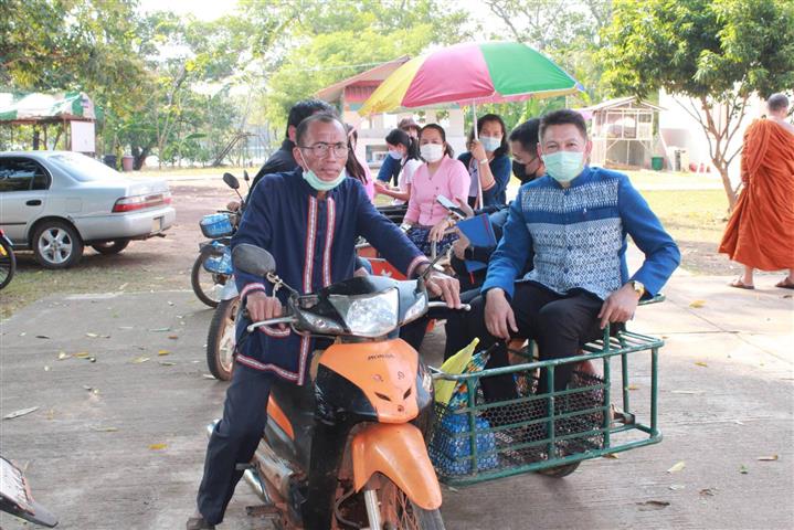 พ่อเมืองนครพนม ลงพื้นที่เยี่ยมให้กำลังใจหมู่บ้าน OTOP เพื่อการท่องเที่ยว (OTOP Village) บ้านหนองสังข์