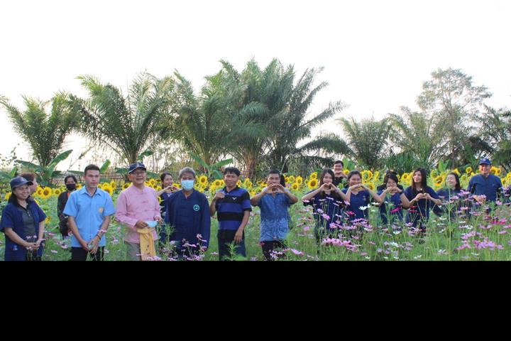 หัวหน้าผู้ตรวจราชการกรมการพัฒนาชุมชน ลงพื้นที่ตรวจติดตามการดำเนินงานผู้นำการเปลี่ยนแปลงพื้นที่ “โคก หนอง นา โมเดล” อำเภอปลาปาก จังหวัดนครพนม