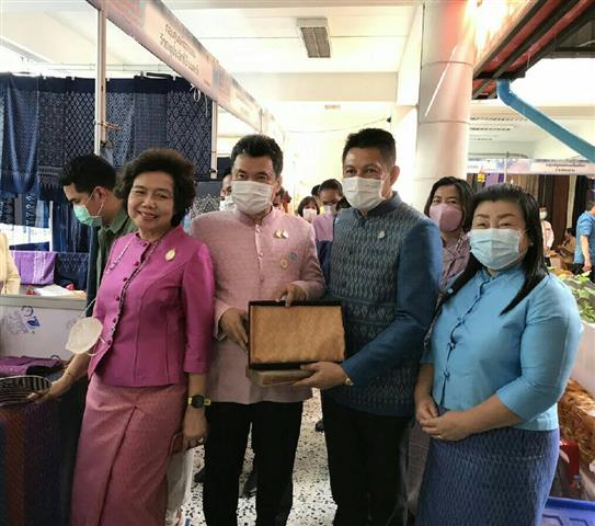 พช.นครพนม ร่วมงานมหกรรมซื้อขายแลกเปลี่ยนเส้นไหมและผลิตภัณฑ์ไหมระดับประเทศ