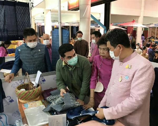 พช.นครพนม ร่วมงานมหกรรมซื้อขายแลกเปลี่ยนเส้นไหมและผลิตภัณฑ์ไหมระดับประเทศ