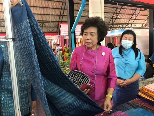 พช.นครพนม ร่วมงานมหกรรมซื้อขายแลกเปลี่ยนเส้นไหมและผลิตภัณฑ์ไหมระดับประเทศ