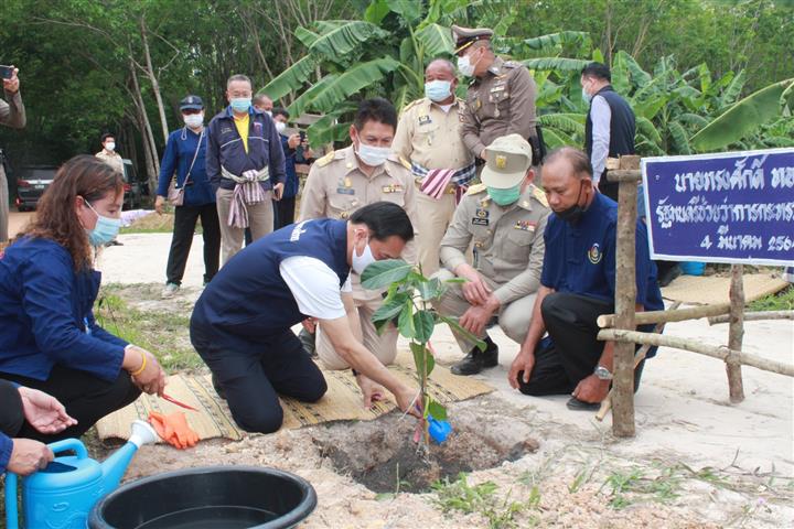 มท.3 นำทีมคณะผู้บริหารกระทรวงมหาดไทย ลงพื้นที่ตรวจเยี่ยมโครงการ”โคก หนอง นา โมเดล” บ้านดงยอ ตำบลบ้านกลาง อำเภอเมืองนครพนม จังหวัดนครพนม