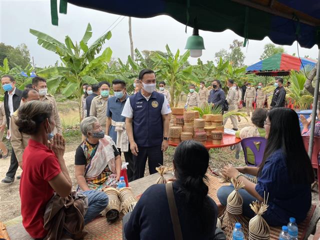 มท.3 นำทีมคณะผู้บริหารกระทรวงมหาดไทย ลงพื้นที่ตรวจเยี่ยมโครงการ”โคก หนอง นา โมเดล” บ้านดงยอ ตำบลบ้านกลาง อำเภอเมืองนครพนม จังหวัดนครพนม
