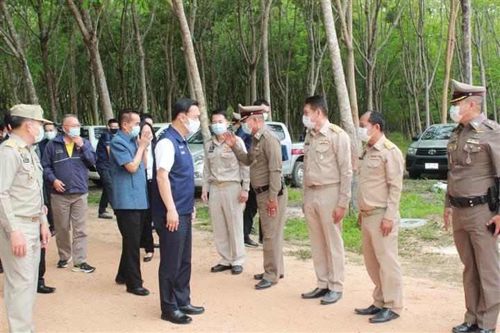 มท.3 นำทีมคณะผู้บริหารกระทรวงมหาดไทย ลงพื้นที่ตรวจเยี่ยมโครงการ”โคก หนอง นา โมเดล” บ้านดงยอ ตำบลบ้านกลาง อำเภอเมืองนครพนม จังหวัดนครพนม