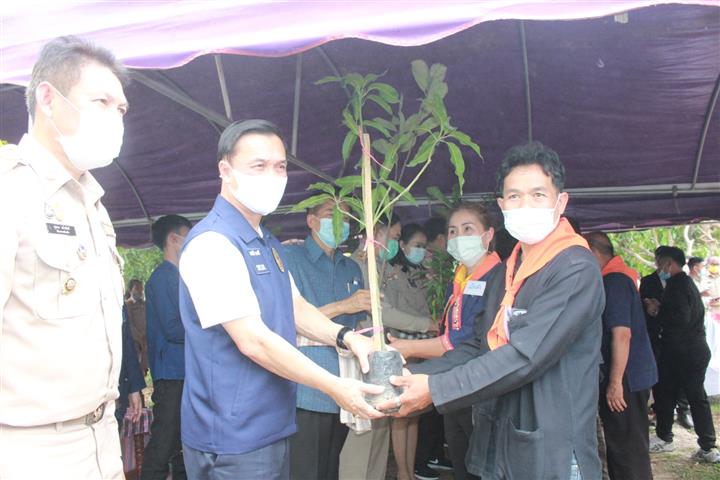 มท.3 นำทีมคณะผู้บริหารกระทรวงมหาดไทย ลงพื้นที่ตรวจเยี่ยมโครงการ”โคก หนอง นา โมเดล” บ้านดงยอ ตำบลบ้านกลาง อำเภอเมืองนครพนม จังหวัดนครพนม