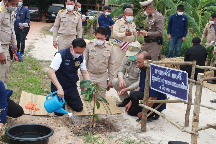 มท.3 นำทีมคณะผู้บริหารกระทรวงมหาดไทย ลงพื้นที่ตรวจเยี่ยมโครงการ”โคก หนอง นา โมเดล” บ้านดงยอ ตำบลบ้านกลาง อำเภอเมืองนครพนม จังหวัดนครพนม