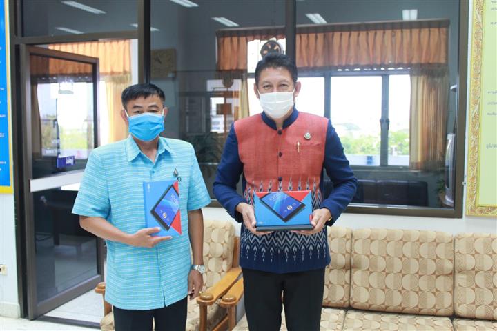 พช.นครพนม มอบเครื่องคอมพิวเตอร์พกพา (Tablet) แก่ข้าราชการพัฒนาชุมชนยุคดิจิทัล 4.0