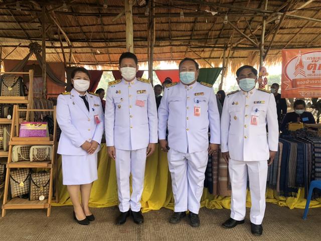 พลเอก ดาว์พงษ์ รัตนสุวรรณ องคมนตรี ผู้แทนพระองค์ ร่วมเปิดนิทรรศการเฉลิมพระเกียรติฯ ”โรงเรียนในพระราชูปถัมภ์ฯ รวมใจ เทิดไท้องค์ราชัน” และการแสดงผลงานของนักเรียนกลุ่มโรงเรียนในพระราชูปถัมภ์ฯ ประจำปีการศึกษา 2563