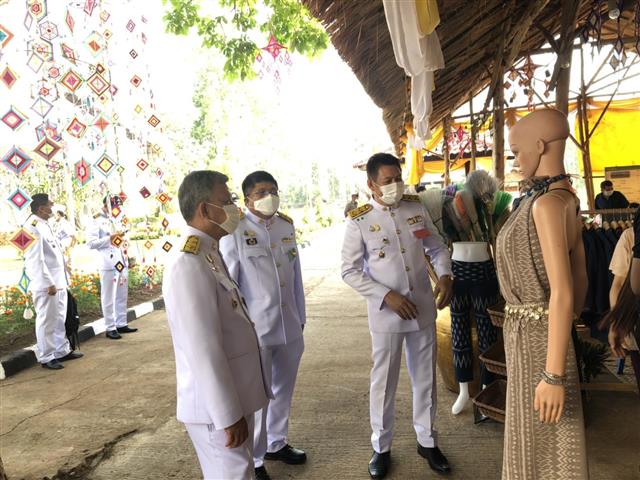 พลเอก ดาว์พงษ์ รัตนสุวรรณ องคมนตรี ผู้แทนพระองค์ ร่วมเปิดนิทรรศการเฉลิมพระเกียรติฯ ”โรงเรียนในพระราชูปถัมภ์ฯ รวมใจ เทิดไท้องค์ราชัน” และการแสดงผลงานของนักเรียนกลุ่มโรงเรียนในพระราชูปถัมภ์ฯ ประจำปีการศึกษา 2563
