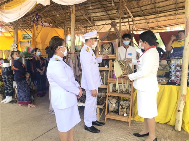 พลเอก ดาว์พงษ์ รัตนสุวรรณ องคมนตรี ผู้แทนพระองค์ ร่วมเปิดนิทรรศการเฉลิมพระเกียรติฯ ”โรงเรียนในพระราชูปถัมภ์ฯ รวมใจ เทิดไท้องค์ราชัน” และการแสดงผลงานของนักเรียนกลุ่มโรงเรียนในพระราชูปถัมภ์ฯ ประจำปีการศึกษา 2563