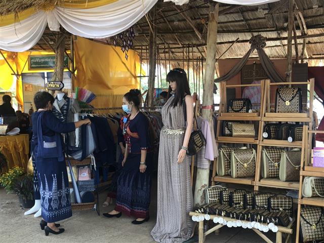 พลเอก ดาว์พงษ์ รัตนสุวรรณ องคมนตรี ผู้แทนพระองค์ ร่วมเปิดนิทรรศการเฉลิมพระเกียรติฯ ”โรงเรียนในพระราชูปถัมภ์ฯ รวมใจ เทิดไท้องค์ราชัน” และการแสดงผลงานของนักเรียนกลุ่มโรงเรียนในพระราชูปถัมภ์ฯ ประจำปีการศึกษา 2563