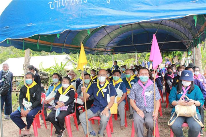 มท.3 นำทีมคณะผู้บริหารกระทรวงมหาดไทย ลงพื้นที่ตรวจเยี่ยมโครงการ”โคก หนอง นา โมเดล” บ้านดงยอ ตำบลบ้านกลาง อำเภอเมืองนครพนม จังหวัดนครพนม