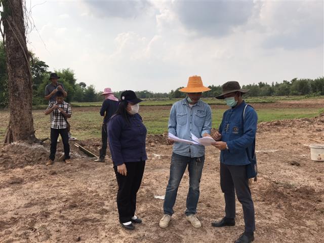 พช.นครพนม เดินหน้าขุดปรับพื้นที่แปลงศูนย์เรียนรู้ทฤษฎีใหม่ รูปแบบ ”โคก หนอง นา พช.”