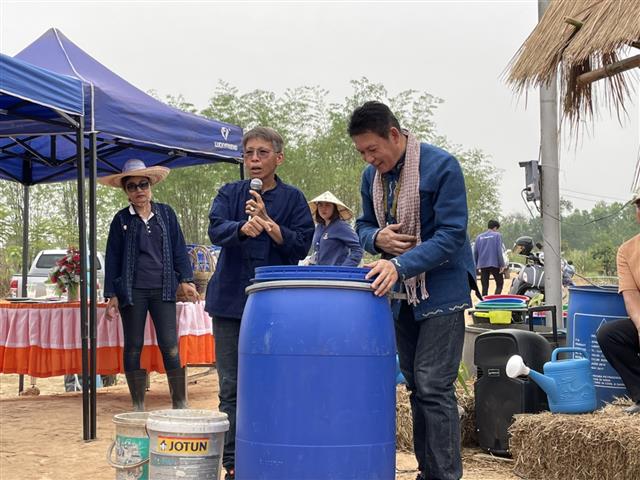 พช.นครพนม ลงพื้นที่ “เอามื้อสามัคคี” กระตุ้นการบริโภคภาคครัวเรือนและเอกชน ตามโครงการพัฒนาพื้นที่ต้นแบบการพัฒนาคุณภาพชีวิตตามหลักทฤษฎีใหม่ประยุกต์สู่ “โคก หนอง นา โมเดล” อำเภอบ้านแพง