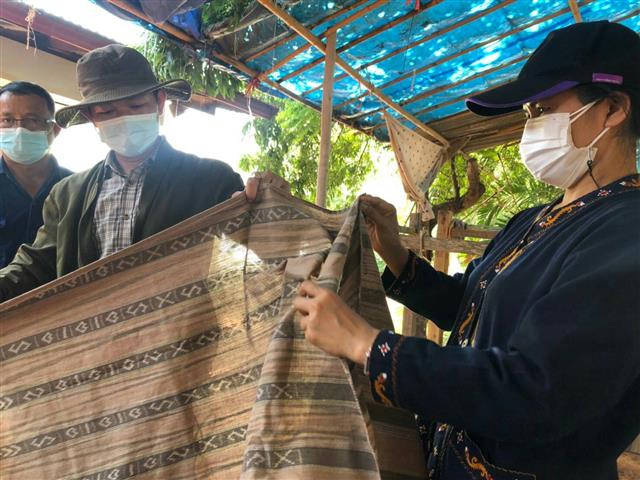พช.นครพนม ขับเคลื่อนกิจกรรมการนำลายผ้าพระราชทาน “ผ้ามัดหมี่ลายขอเจ้าฟ้าสิริวัณณวรีฯ” “ผ้าไทยใส่ให้สนุก” ตามพระดำริสมเด็จพระเจ้าลูกเธอ เจ้าฟ้าสิริวัณณวรี นารีรัตนราชกัญญา ไปเป็นต้นแบบในการทอผ้า/ผลิตผ้า เพื่อสร้างงาน สร้างอาชีพ สร้างรายได้สู่ชุมชน