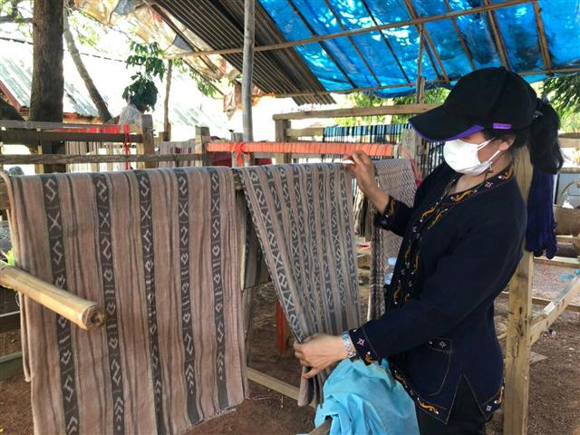 พช.นครพนม ขับเคลื่อนกิจกรรมการนำลายผ้าพระราชทาน “ผ้ามัดหมี่ลายขอเจ้าฟ้าสิริวัณณวรีฯ” “ผ้าไทยใส่ให้สนุก” ตามพระดำริสมเด็จพระเจ้าลูกเธอ เจ้าฟ้าสิริวัณณวรี นารีรัตนราชกัญญา ไปเป็นต้นแบบในการทอผ้า/ผลิตผ้า เพื่อสร้างงาน สร้างอาชีพ สร้างรายได้สู่ชุมชน