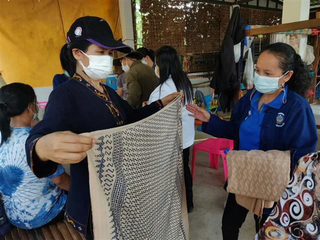 พช.นครพนม ขับเคลื่อนกิจกรรมการนำลายผ้าพระราชทาน “ผ้ามัดหมี่ลายขอเจ้าฟ้าสิริวัณณวรีฯ” “ผ้าไทยใส่ให้สนุก” ตามพระดำริสมเด็จพระเจ้าลูกเธอ เจ้าฟ้าสิริวัณณวรี นารีรัตนราชกัญญา ไปเป็นต้นแบบในการทอผ้า/ผลิตผ้า เพื่อสร้างงาน สร้างอาชีพ สร้างรายได้สู่ชุมชน