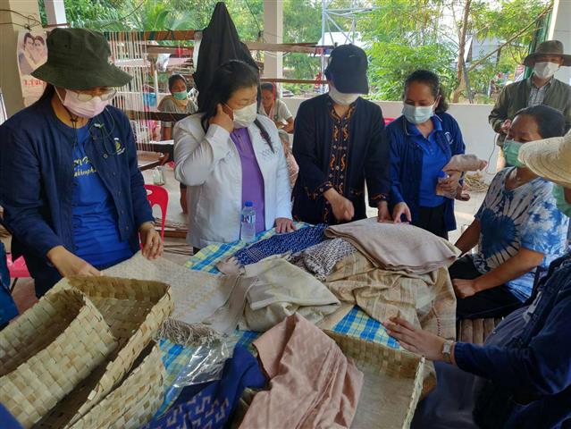 พช.นครพนม ขับเคลื่อนกิจกรรมการนำลายผ้าพระราชทาน “ผ้ามัดหมี่ลายขอเจ้าฟ้าสิริวัณณวรีฯ” “ผ้าไทยใส่ให้สนุก” ตามพระดำริสมเด็จพระเจ้าลูกเธอ เจ้าฟ้าสิริวัณณวรี นารีรัตนราชกัญญา ไปเป็นต้นแบบในการทอผ้า/ผลิตผ้า เพื่อสร้างงาน สร้างอาชีพ สร้างรายได้สู่ชุมชน