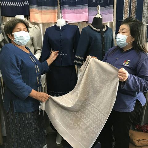 พช.นครพนม เดินหน้าขับเคลื่อนการนำลายผ้าพระราชทาน “ผ้ามัดหมี่ลายขอเจ้าฟ้าสิริวัณณวรีฯ” “ผ้าไทยใส่ให้สนุก” ตามพระดำริสมเด็จพระเจ้าลูกเธอ เจ้าฟ้าสิริวัณณวรี นารีรัตนราชกัญญา ไปเป็นต้นแบบในการทอผ้า/ผลิตผ้า และพัฒนาต่อยอดไปสู่เครื่องแต่งกาย เครื่องประดับ ร่วมสืบสาน อนุรักษ์ภูมิปัญญาและส่งเสริมการใช้ผ้าไทย เพื่อให้ประชาชนมีรายได้อย่างยั่งยืน